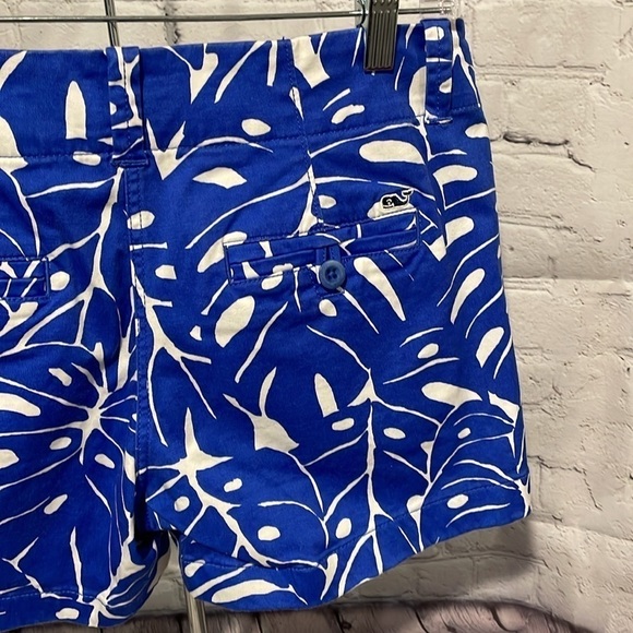 Vineyard vines, blue and white palm leaf shorts size 4 - Picture 3 of 5